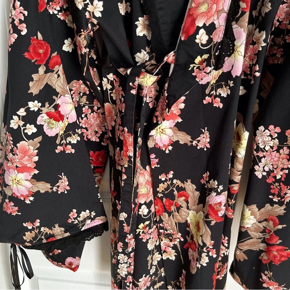 BODY LINE SHORT FLORAL KIMONO JACKET - Picture 6 of 16